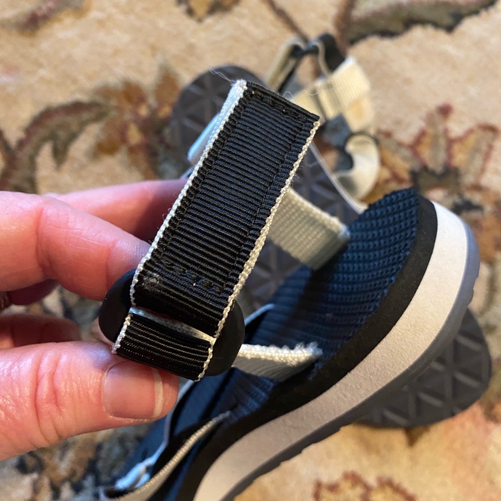 Teva Black and White Striped Sandals flip flop style size 6 like new - Picture 6 of 7